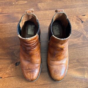 Women’s Frye Sabrina Chelsea ankle boots. Size 7.